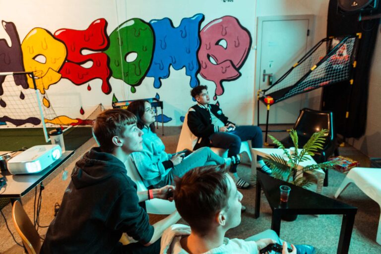 Jugendliche feiern gemeinsam bei Fuse