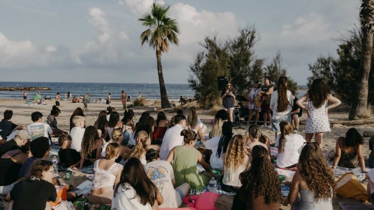 Jugendliche verbringen gemeinsam Zeit im Summercamp